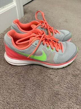 Nike Woman’s 8.5 Athletic shoes sneakers